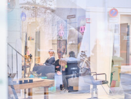 Mitarbeiter hinter Spiegelung 