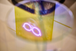 Leuchteklame Brille in der Spiegelung 