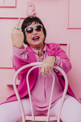 Dame mit Mittelfinger 